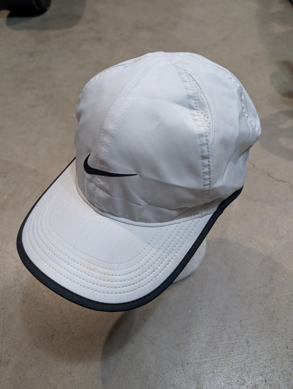 Nike Featherlight Dri-Fit Hat Adult Whilt Black Strap Back Flaw